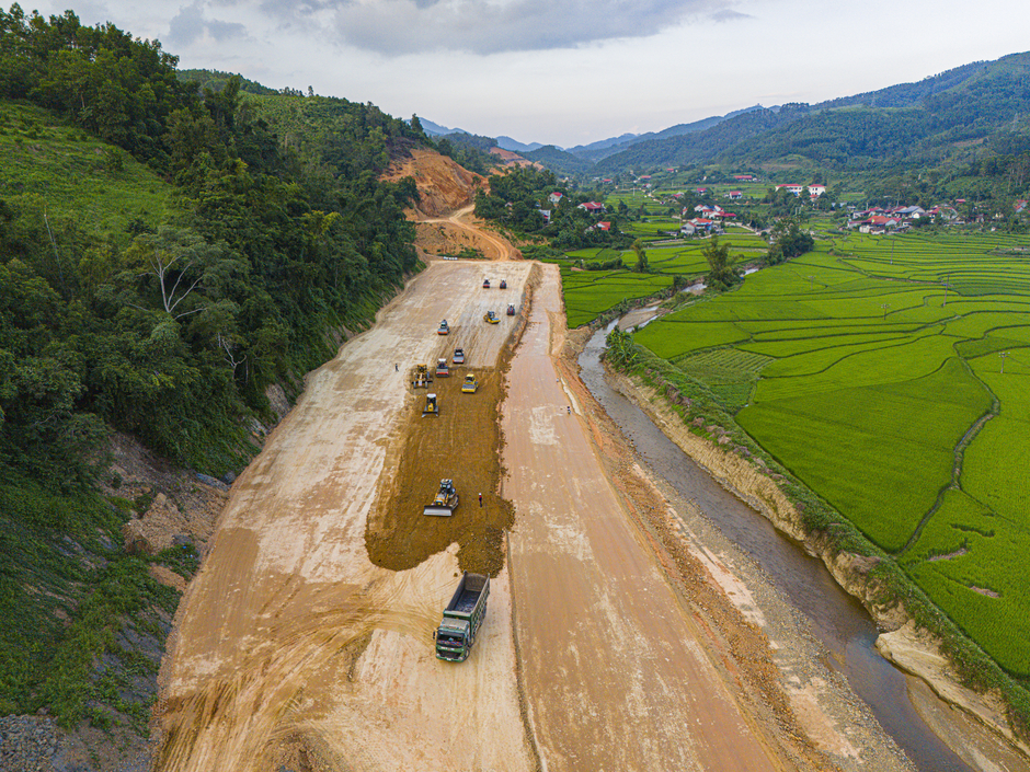 140 mũi thi công, 1.200 thiết bị, hơn 2.600 kỹ sư, công nhân: Quyết tâm hoàn thành dự án 11.000 tỷ đồng, dài 60 km, kết nối 2 vùng kinh tế động lực