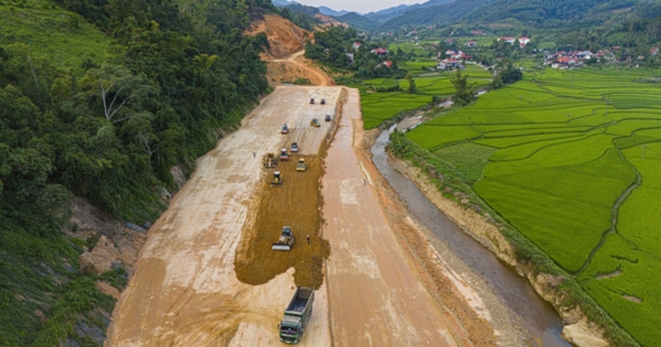 140 mũi thi công, 1.200 thiết bị, hơn 2.600 kỹ sư, công nhân: Quyết tâm hoàn thành dự án 11.000 tỷ đồng, dài 60 km, kết nối 2 vùng kinh tế động lực