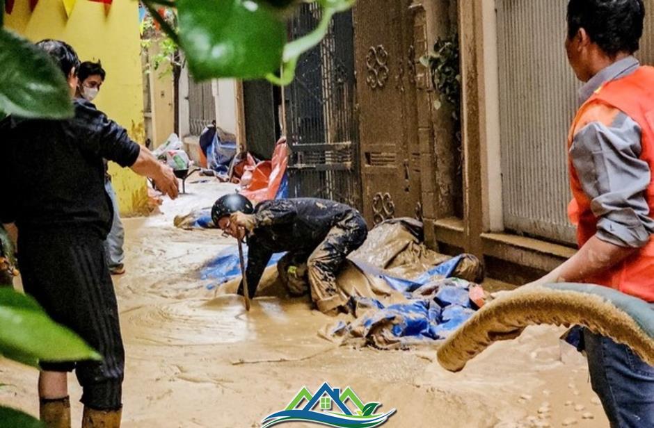 Ban Quản lý Đường sắt đô thị Hà Nội xin lỗi về sự cố 'suối bùn' tràn ngõ phố