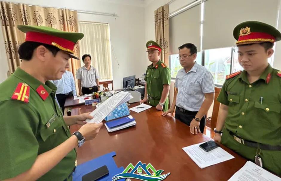 Bắt nguyên trưởng phòng bồi thường trung tâm phát triển quỹ đất ở Quảng Nam Bắt nguyên trưởng phòng bồi thường trung tâm phát triển quỹ đất ở Quảng Nam