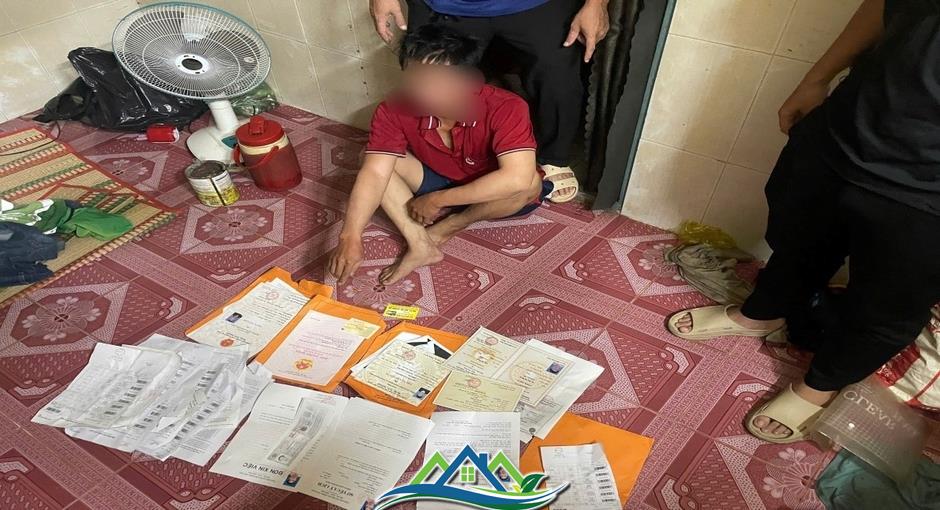 Bắt nhóm đối tượng làm giả hàng trăm sổ đỏ, bằng cấp, giấy khám sức khỏe Bắt nhóm đối tượng làm giả hàng trăm sổ đỏ, bằng cấp, giấy khám sức khỏe