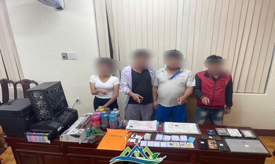 Bắt nhóm đối tượng làm giả hàng trăm sổ đỏ, bằng cấp, giấy khám sức khỏe Bắt nhóm đối tượng làm giả hàng trăm sổ đỏ, bằng cấp, giấy khám sức khỏe