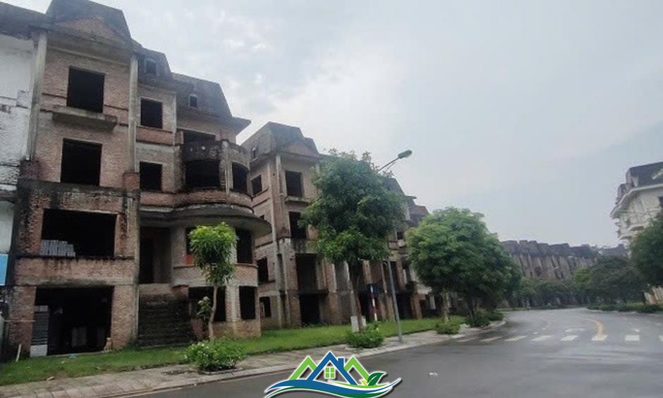 Biệt thự, nhà liền kề bỏ hoang la liệt, giá vẫn “trên trời” Biệt thự, nhà liền kề bỏ hoang la liệt, giá vẫn “trên trời”