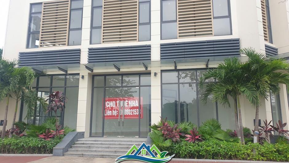 Buồn của shophouse triệu đô: Giá cao, mua vào dễ bán ra khó, bỏ hoang mòn mỏi chờ khách thuê Buồn của shophouse triệu đô: Giá cao, mua vào dễ bán ra khó, bỏ hoang mòn mỏi chờ khách thuê