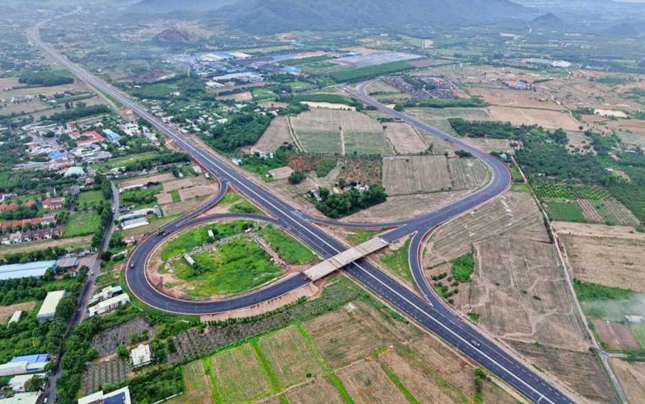 Cả thị trường địa ốc phía Đông Tp.HCM trở lại chặng đua cuối năm: Hạ tầng bám sát tiến độ, doanh nghiệp tận dụng thời cơ tăng tốc sản phẩm Cả thị trường địa ốc phía Đông Tp.HCM trở lại chặng đua cuối năm: Hạ tầng bám sát tiến độ, doanh nghiệp tận dụng thời cơ tăng tốc sản phẩm
