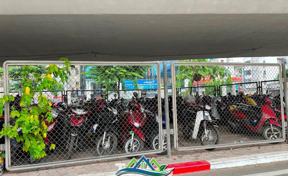 Cận cảnh các gầm cầu Hà Nội 'phủ kín' bãi ô tô, xe máy Cận cảnh các gầm cầu Hà Nội 'phủ kín' bãi ô tô, xe máy
