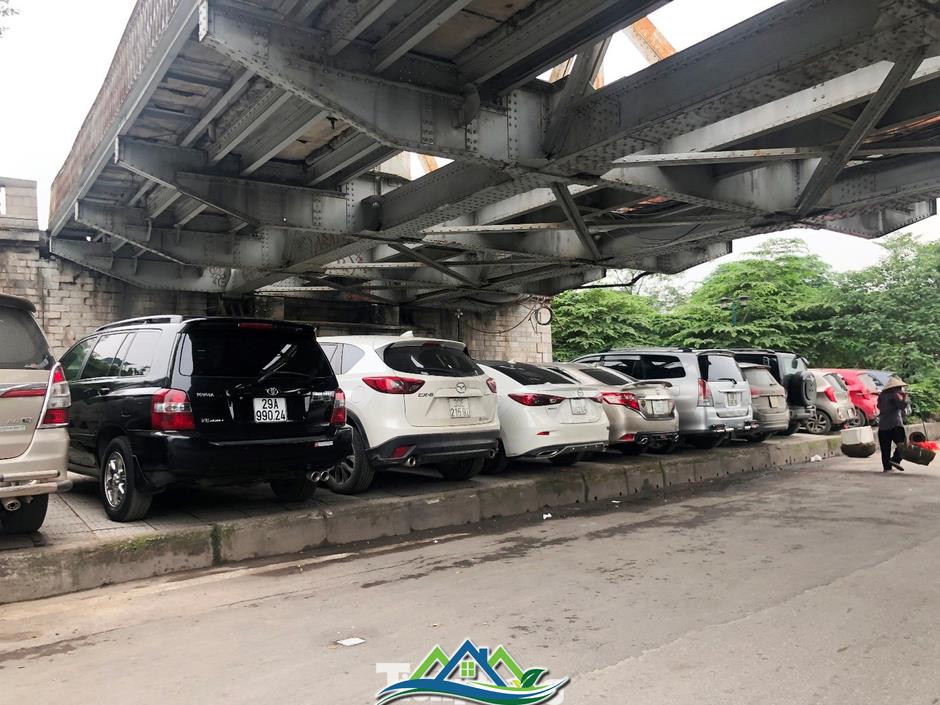 Cận cảnh các gầm cầu Hà Nội 'phủ kín' bãi ô tô, xe máy Cận cảnh các gầm cầu Hà Nội 'phủ kín' bãi ô tô, xe máy