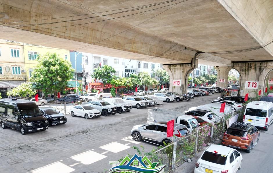 Cận cảnh các gầm cầu Hà Nội 'phủ kín' bãi ô tô, xe máy Cận cảnh các gầm cầu Hà Nội 'phủ kín' bãi ô tô, xe máy