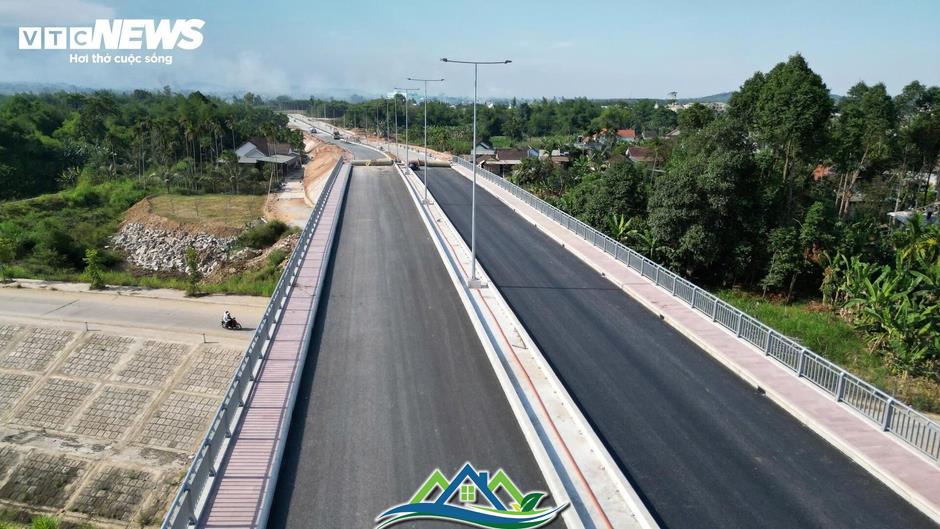 Cận cảnh cầu vòm thép 850 tỷ đồng sắp thông xe ở Quảng Ngãi
