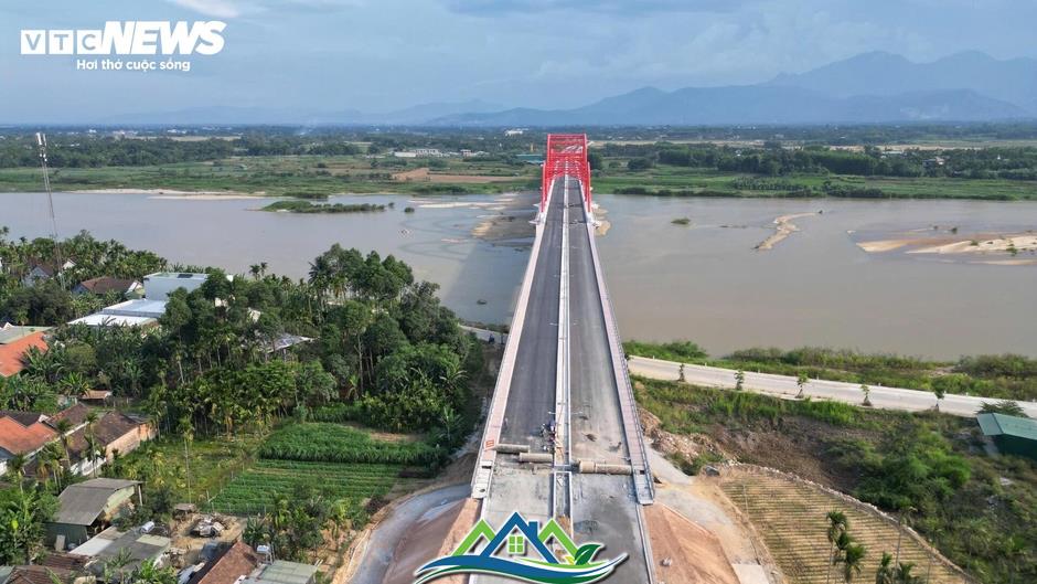 Cận cảnh cầu vòm thép 850 tỷ đồng sắp thông xe ở Quảng Ngãi