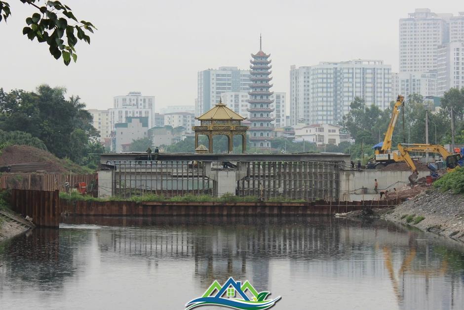 Cận cảnh đập dâng trong quá trình Cận cảnh đập dâng trong quá trình
