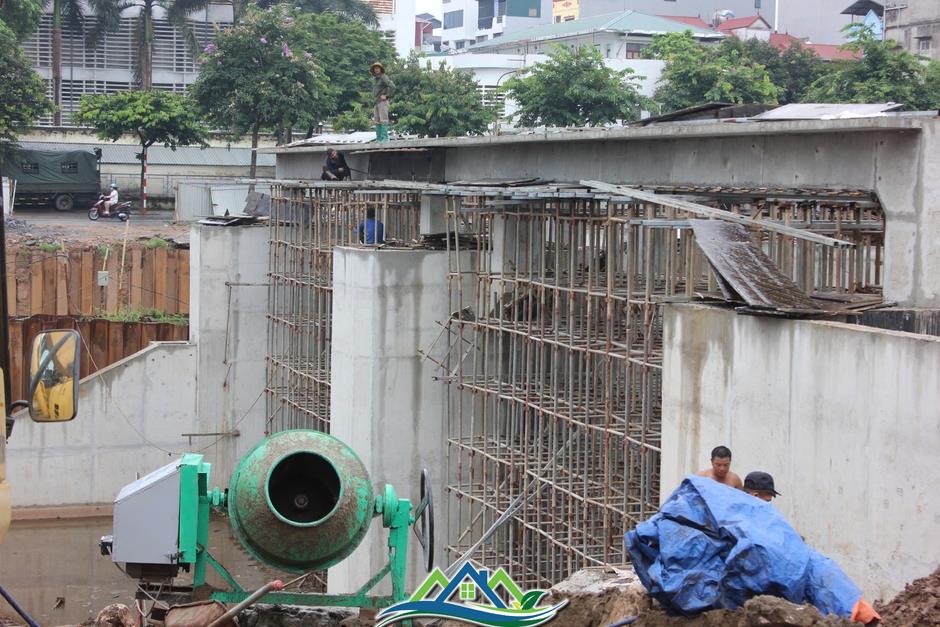 Cận cảnh đập dâng trong quá trình Cận cảnh đập dâng trong quá trình