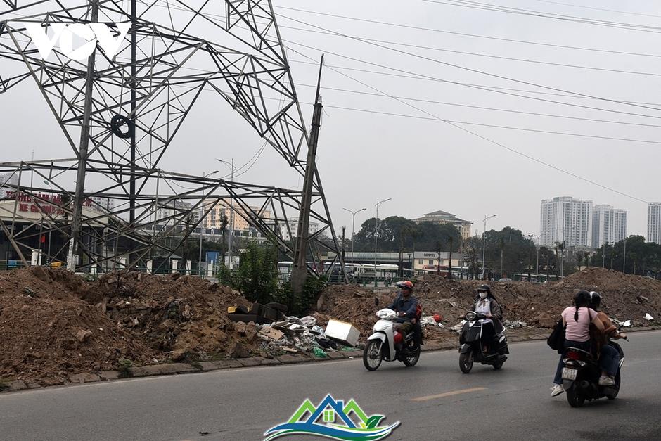 Cận cảnh đường Tam Trinh ì ạch vừa làm vừa đợi giải phóng mặt bằng