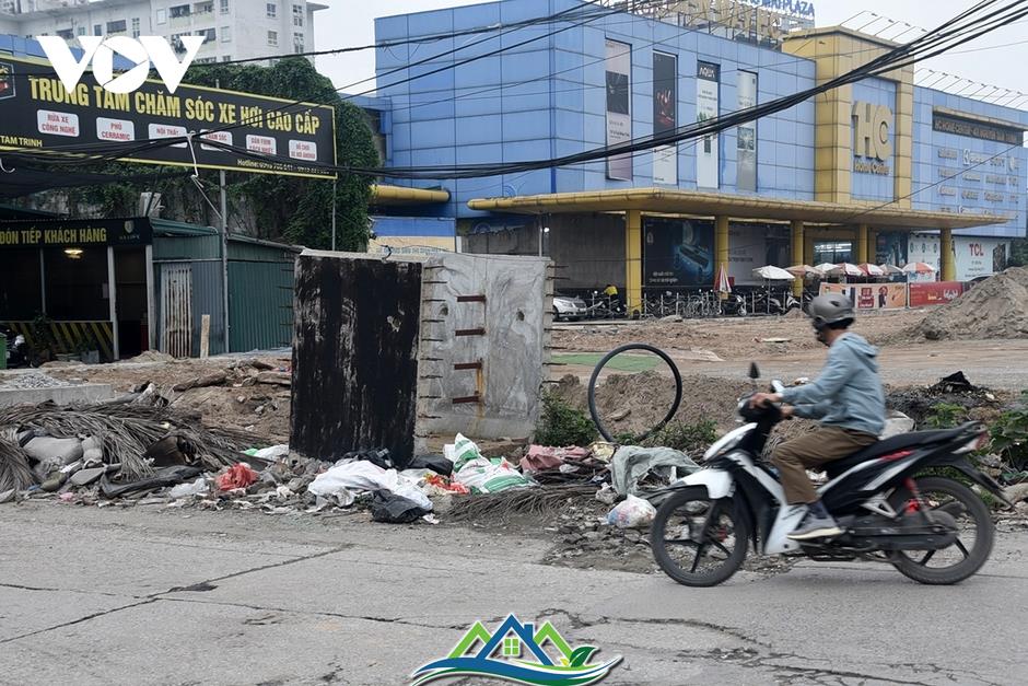 Cận cảnh đường Tam Trinh ì ạch vừa làm vừa đợi giải phóng mặt bằng