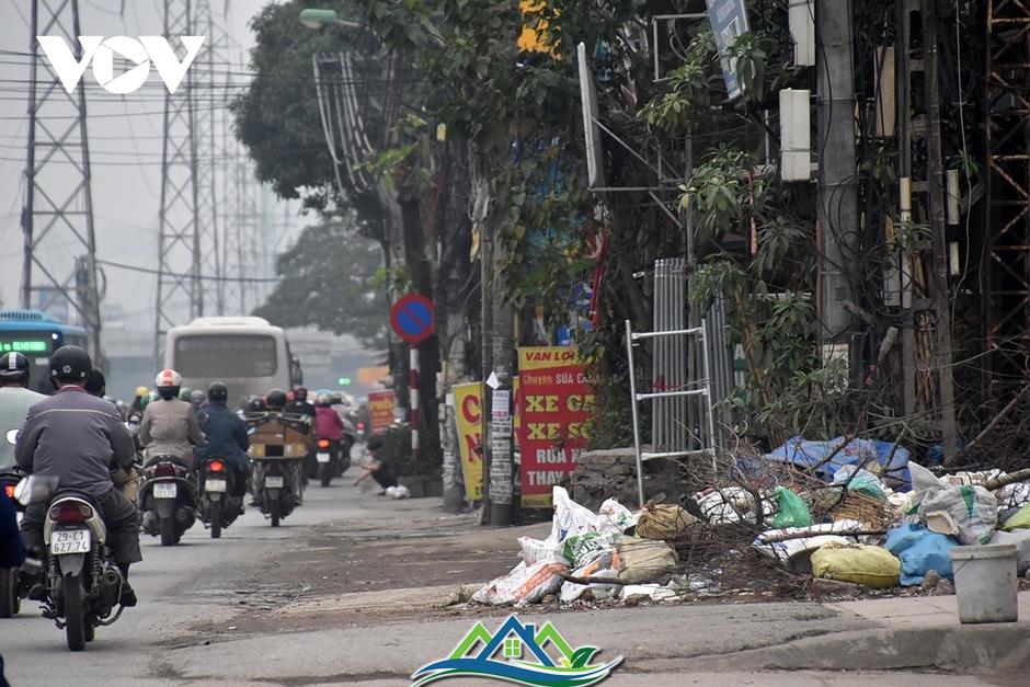 Cận cảnh đường Tam Trinh ì ạch vừa làm vừa đợi giải phóng mặt bằng