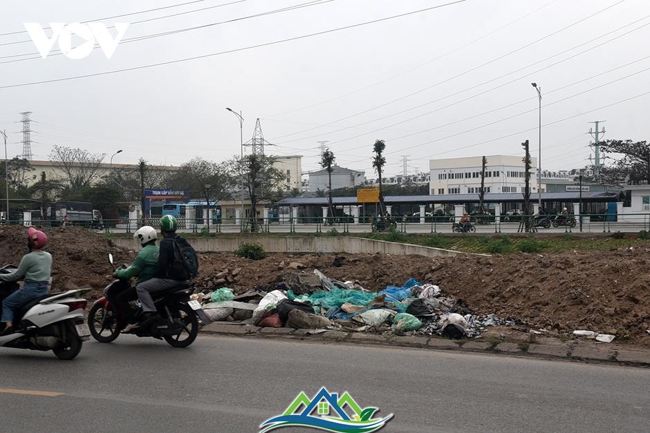 Cận cảnh đường Tam Trinh ì ạch vừa làm vừa đợi giải phóng mặt bằng