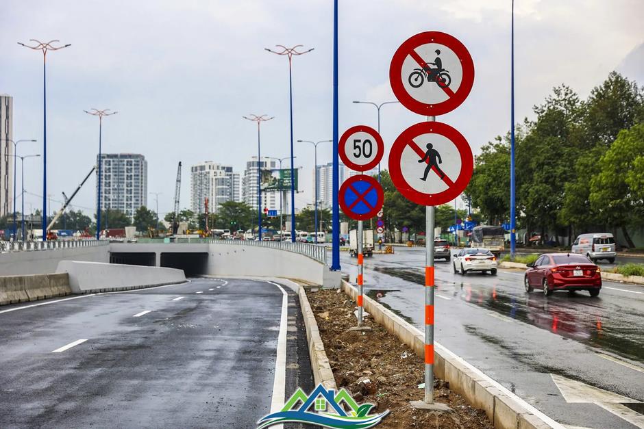 Cận cảnh hầm chui ở nút giao lớn nhất TPHCM trước ngày thông xe Cận cảnh hầm chui ở nút giao lớn nhất TPHCM trước ngày thông xe