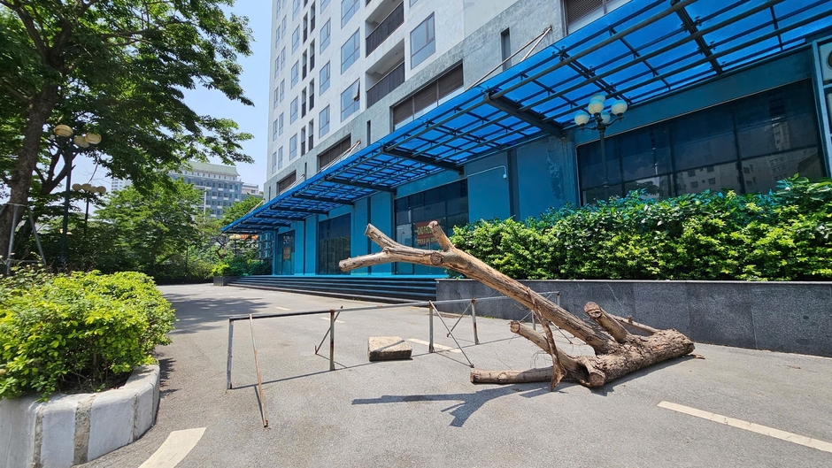 Cận cảnh khu hàng trăm căn hộ được 'đặt hàng' làm nhà tái định cư bỏ hoang giữa lúc dân 'khát' nhà ở Cận cảnh khu hàng trăm căn hộ được 'đặt hàng' làm nhà tái định cư bỏ hoang giữa lúc dân 'khát' nhà ở