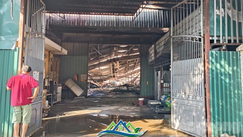 Cận cảnh khu nhà xưởng 700m2 cháy rụi sau vài giờ ở Hà Nội Cận cảnh khu nhà xưởng 700m2 cháy rụi sau vài giờ ở Hà Nội