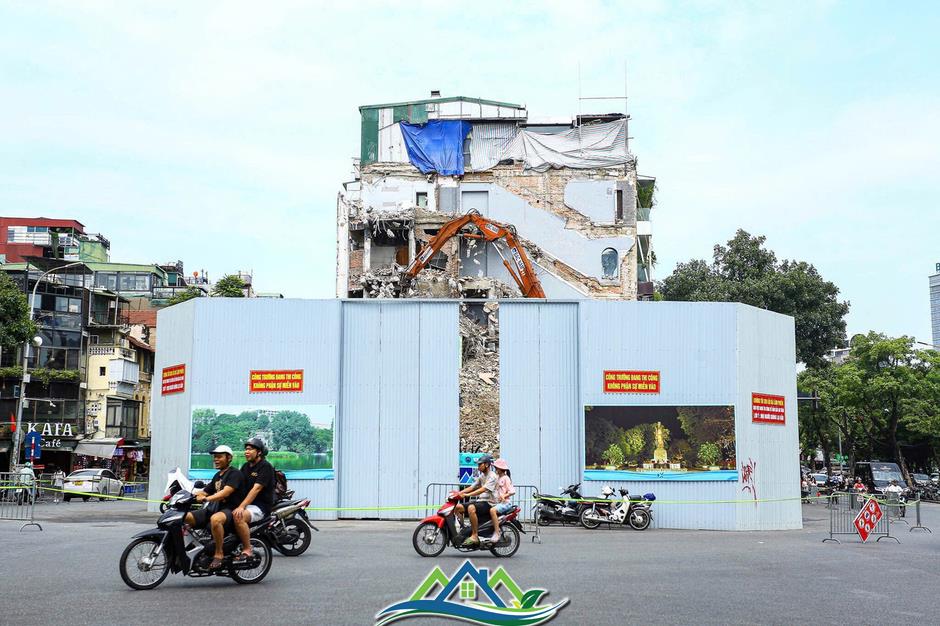 Cận cảnh những công đoạn cuối cùng của quá trình phá dỡ tòa nhà Hàm cá mập Cận cảnh những công đoạn cuối cùng của quá trình phá dỡ tòa nhà Hàm cá mập