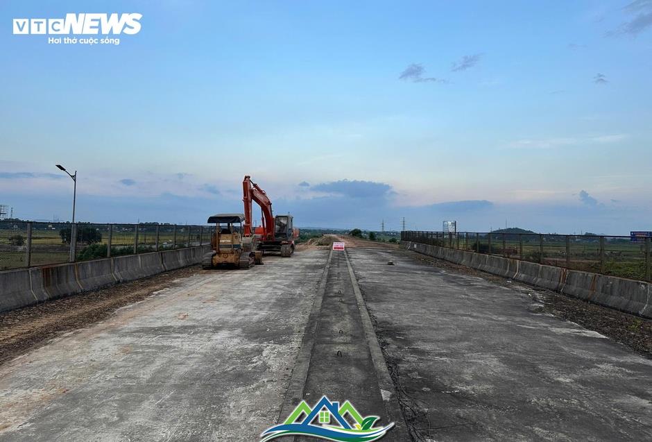 Cận cảnh nút giao cao tốc ở Quảng Ngãi tái khởi động sau hơn 6 năm 'đứng hình' Cận cảnh nút giao cao tốc ở Quảng Ngãi tái khởi động sau hơn 6 năm 'đứng hình'