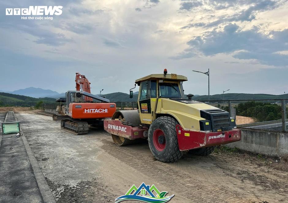 Cận cảnh nút giao cao tốc ở Quảng Ngãi tái khởi động sau hơn 6 năm 'đứng hình' Cận cảnh nút giao cao tốc ở Quảng Ngãi tái khởi động sau hơn 6 năm 'đứng hình'