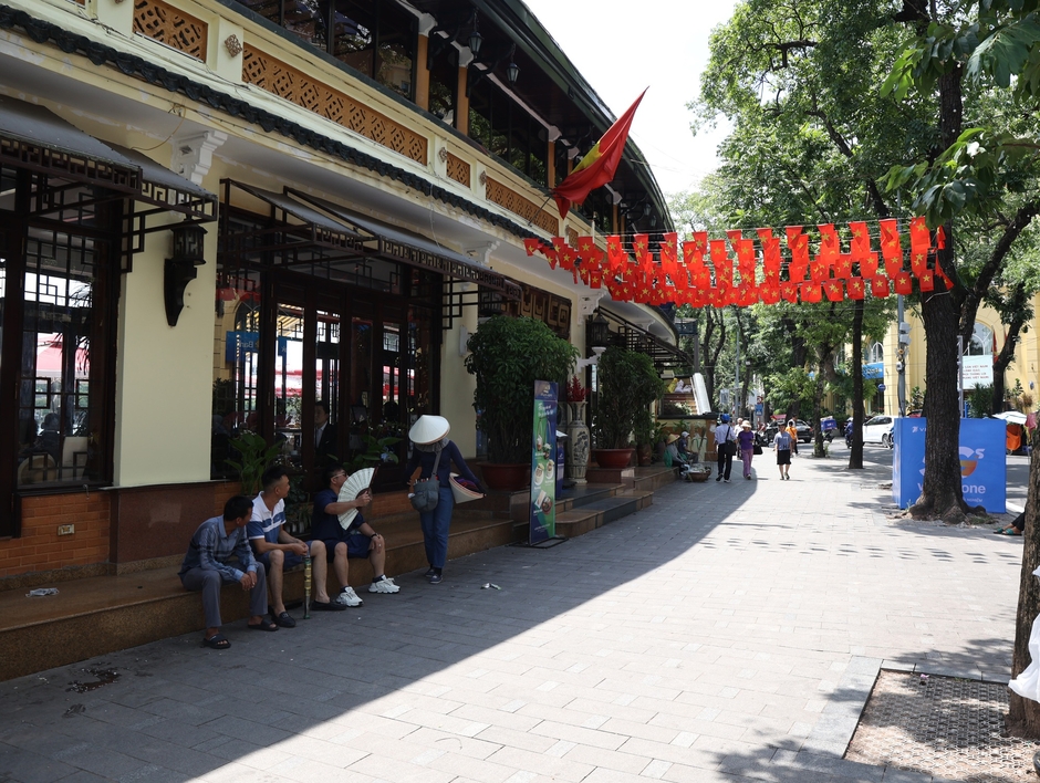 Cận cảnh tháo dỡ một phần nhà hàng nổi tiếng bên hồ Hoàn Kiếm, nhiều người dân bất ngờ ngoái nhìn