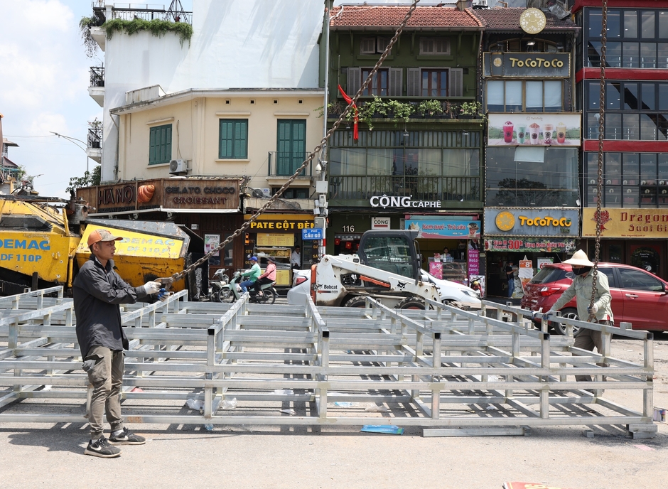 Cận cảnh tháo dỡ một phần nhà hàng nổi tiếng bên hồ Hoàn Kiếm, nhiều người dân bất ngờ ngoái nhìn