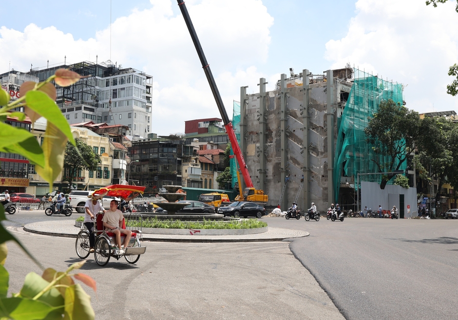 Cận cảnh tháo dỡ một phần nhà hàng nổi tiếng bên hồ Hoàn Kiếm, nhiều người dân bất ngờ ngoái nhìn