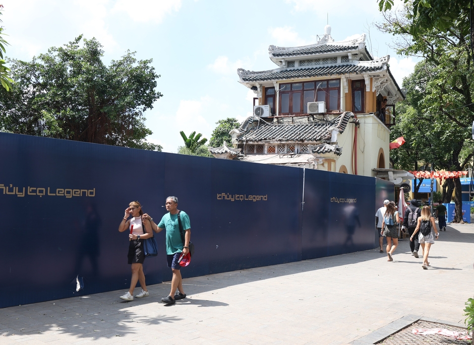 Cận cảnh tháo dỡ một phần nhà hàng nổi tiếng bên hồ Hoàn Kiếm, nhiều người dân bất ngờ ngoái nhìn