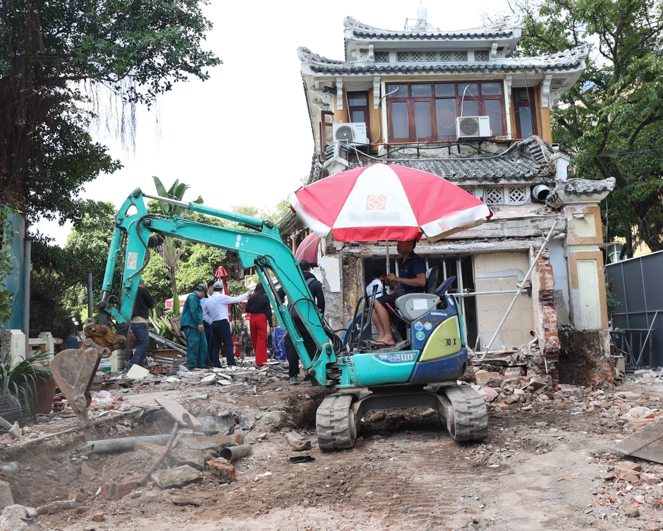 Cận cảnh tháo dỡ một phần nhà hàng nổi tiếng bên hồ Hoàn Kiếm, nhiều người dân bất ngờ ngoái nhìn