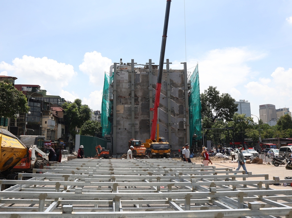 Cận cảnh tháo dỡ một phần nhà hàng nổi tiếng bên hồ Hoàn Kiếm, nhiều người dân bất ngờ ngoái nhìn