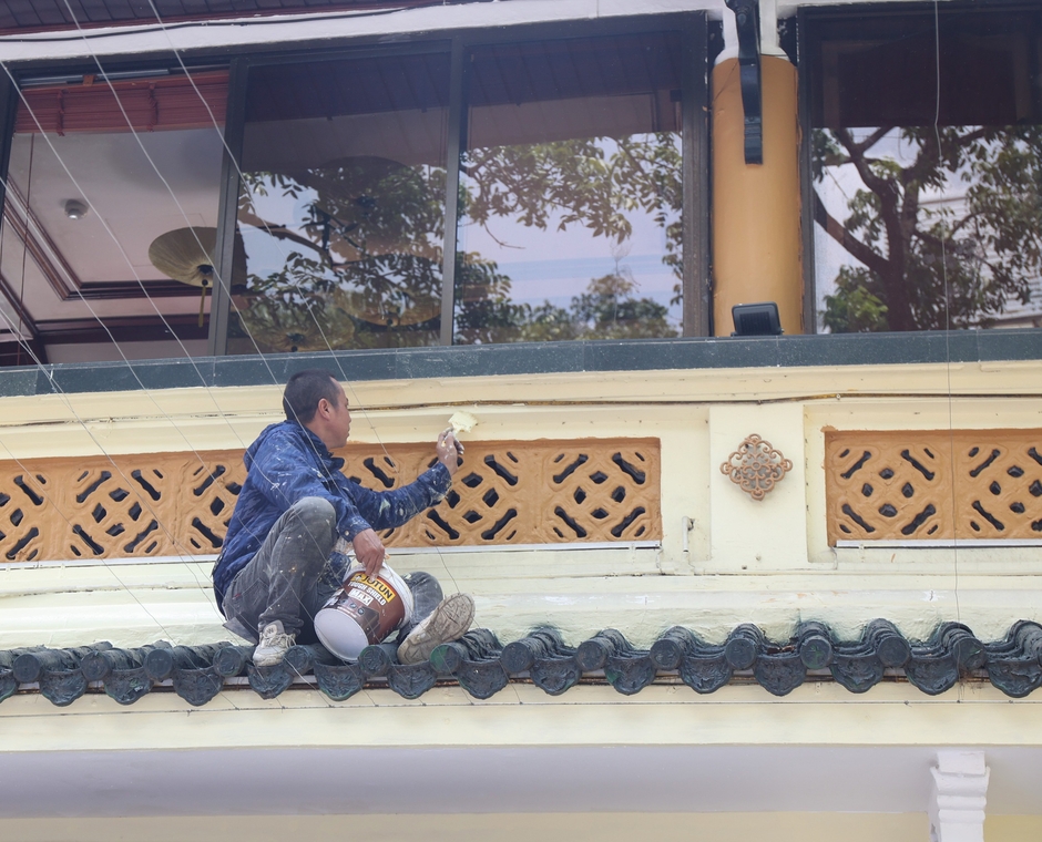 Cận cảnh tháo dỡ một phần nhà hàng nổi tiếng bên hồ Hoàn Kiếm, nhiều người dân bất ngờ ngoái nhìn