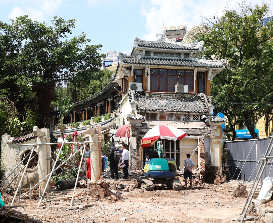 Cận cảnh tháo dỡ một phần nhà hàng nổi tiếng bên hồ Hoàn Kiếm, nhiều người dân bất ngờ ngoái nhìn