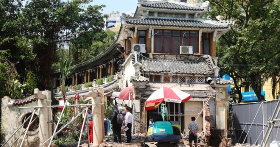 Cận cảnh tháo dỡ một phần nhà hàng nổi tiếng bên hồ Hoàn Kiếm, nhiều người dân bất ngờ ngoái nhìn