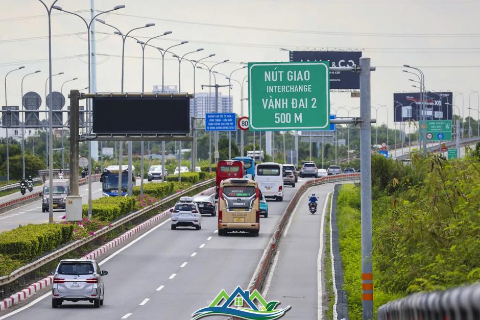 Cận cảnh tuyến cao tốc TPHCM-Long Thành-Dầu Giây sắp mở rộng lên 8 làn xe Cận cảnh tuyến cao tốc TPHCM-Long Thành-Dầu Giây sắp mở rộng lên 8 làn xe