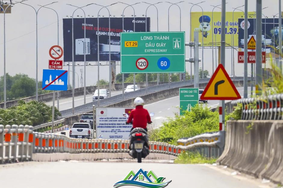 Cận cảnh tuyến cao tốc TPHCM-Long Thành-Dầu Giây sắp mở rộng lên 8 làn xe Cận cảnh tuyến cao tốc TPHCM-Long Thành-Dầu Giây sắp mở rộng lên 8 làn xe