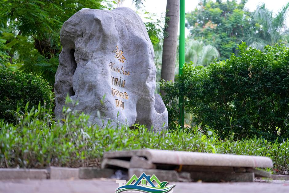 Cảnh hoang tàn, xuống cấp tại vườn hoa 52 tỷ ở Hà Nội