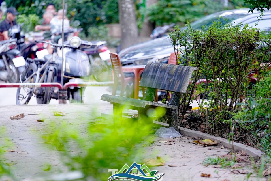 Cảnh hoang tàn, xuống cấp tại vườn hoa 52 tỷ ở Hà Nội