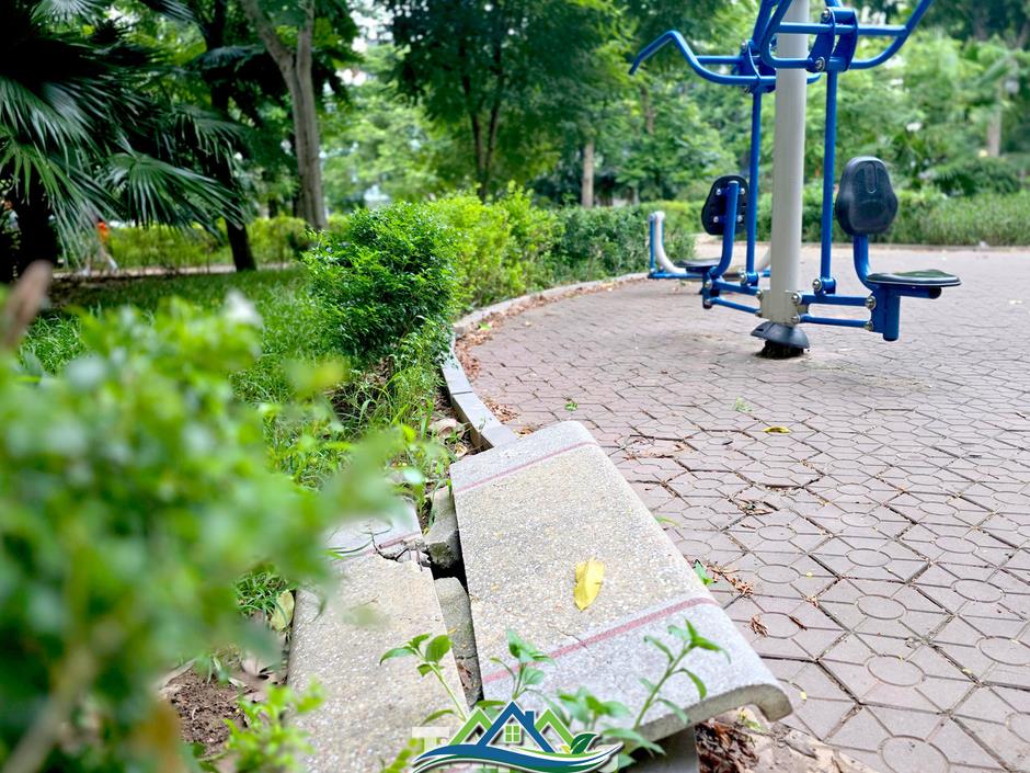 Cảnh hoang tàn, xuống cấp tại vườn hoa 52 tỷ ở Hà Nội