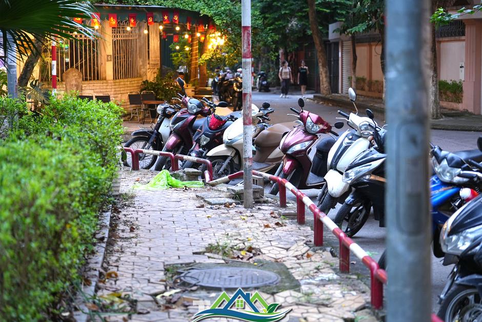 Cảnh hoang tàn, xuống cấp tại vườn hoa 52 tỷ ở Hà Nội