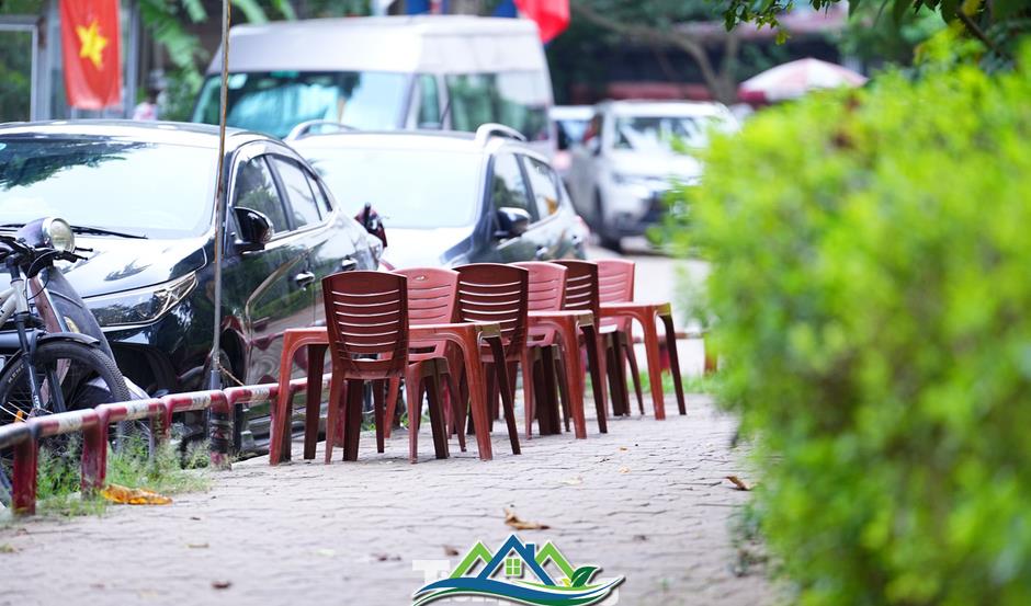 Cảnh hoang tàn, xuống cấp tại vườn hoa 52 tỷ ở Hà Nội