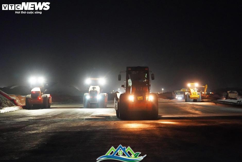Cảnh làm việc xuyên đêm ở đại công trường sân bay Long Thành