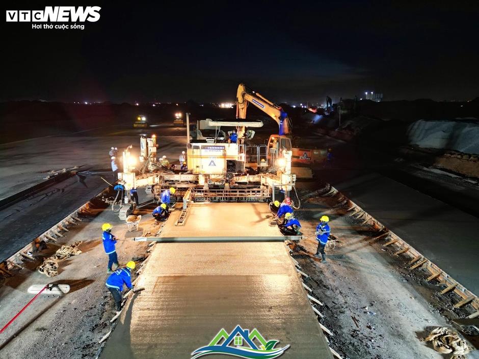 Cảnh làm việc xuyên đêm ở đại công trường sân bay Long Thành