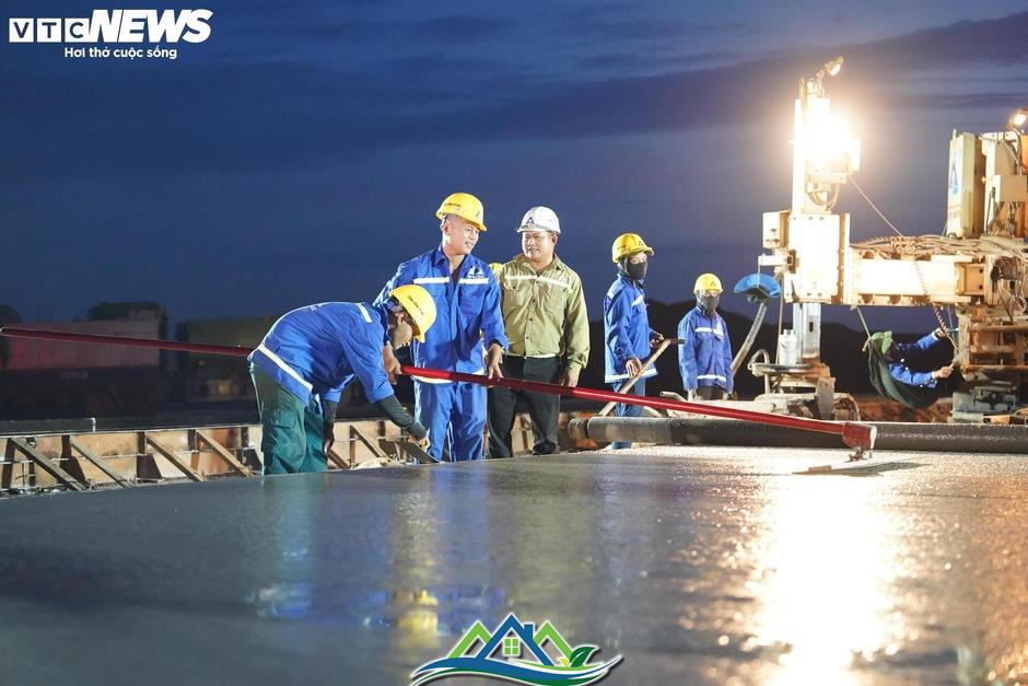 Cảnh làm việc xuyên đêm ở đại công trường sân bay Long Thành