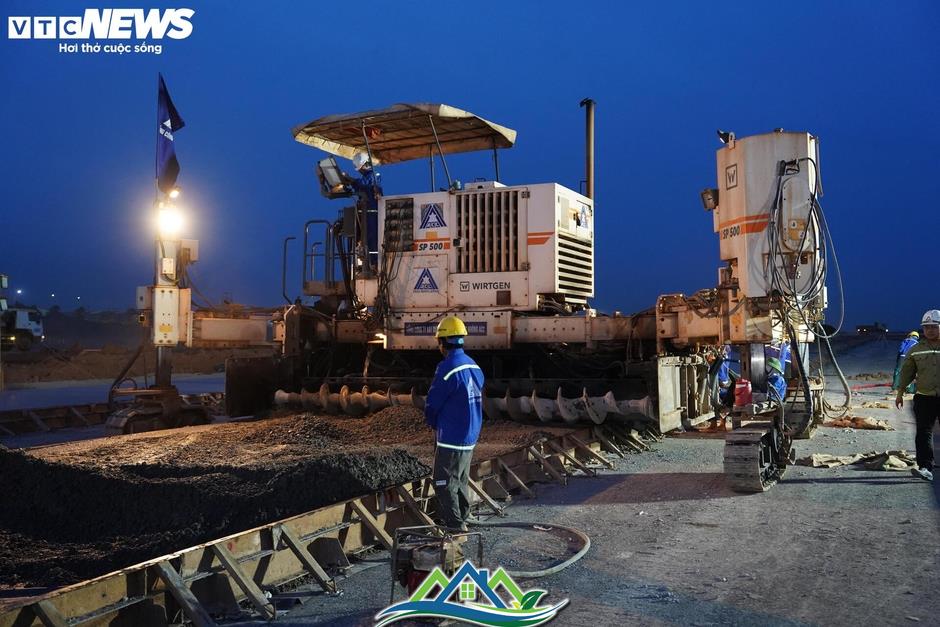 Cảnh làm việc xuyên đêm ở đại công trường sân bay Long Thành