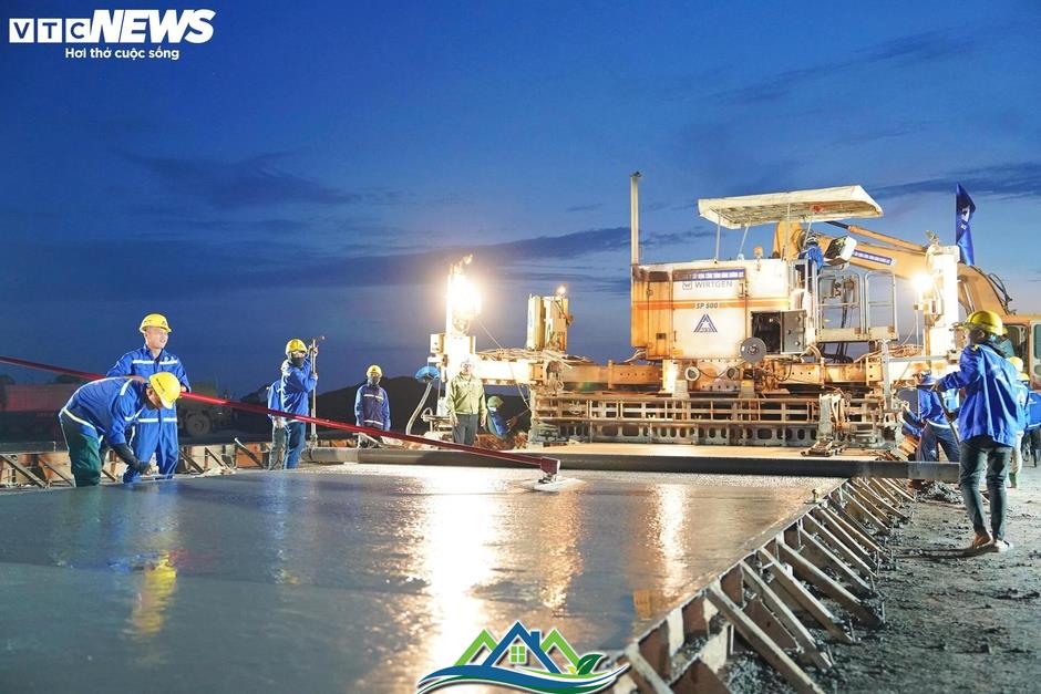 Cảnh làm việc xuyên đêm ở đại công trường sân bay Long Thành