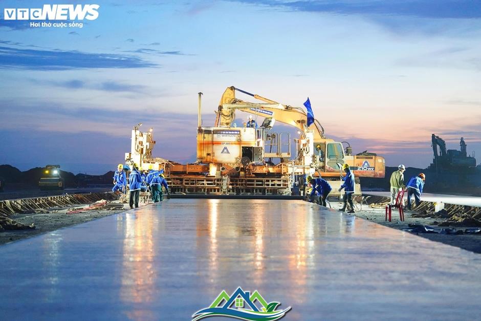 Cảnh làm việc xuyên đêm ở đại công trường sân bay Long Thành Cảnh làm việc xuyên đêm ở đại công trường sân bay Long Thành