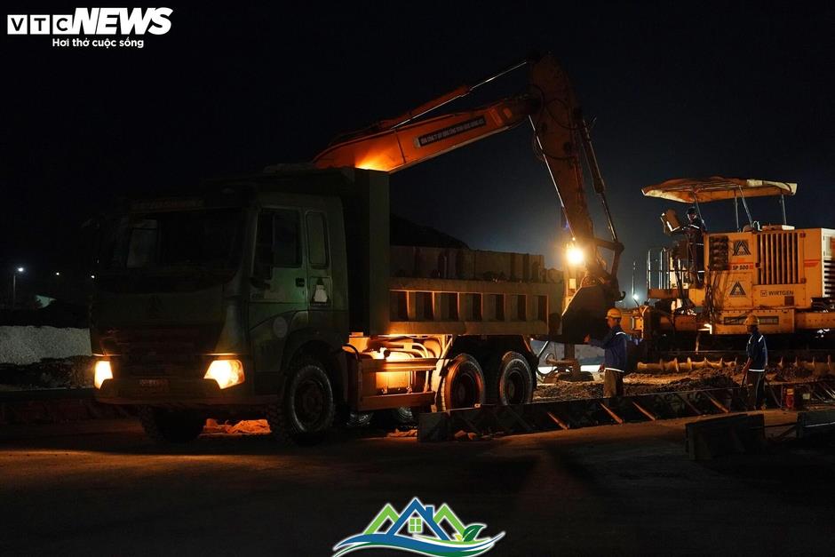 Cảnh làm việc xuyên đêm ở đại công trường sân bay Long Thành