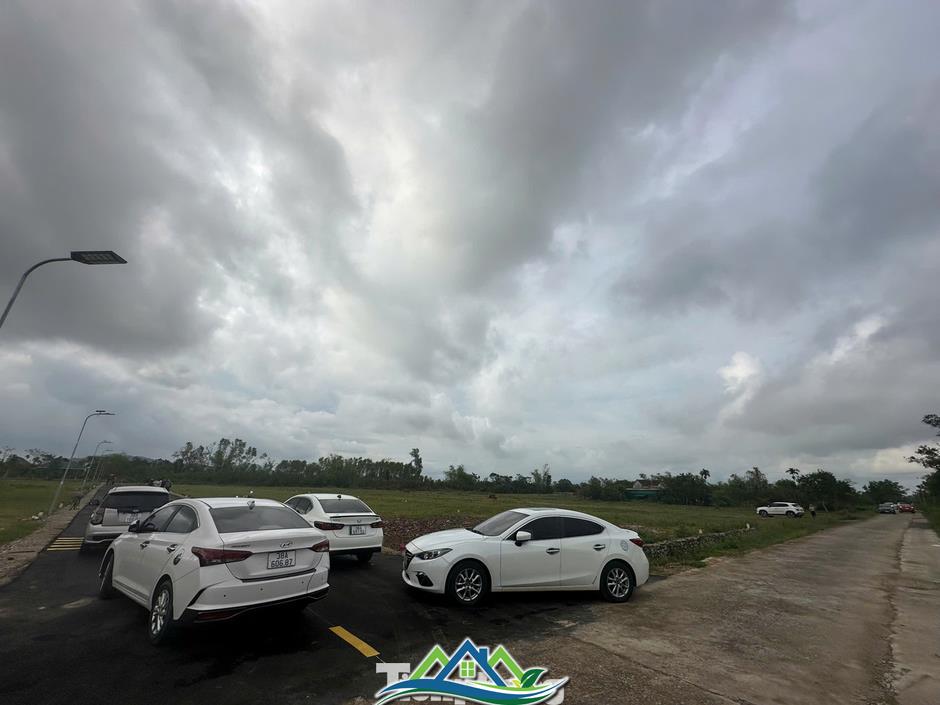 Cảnh tượng ‘cò đất’ ùn ùn đổ về, ô tô đậu kín đường làng sau công bố quy hoạch
